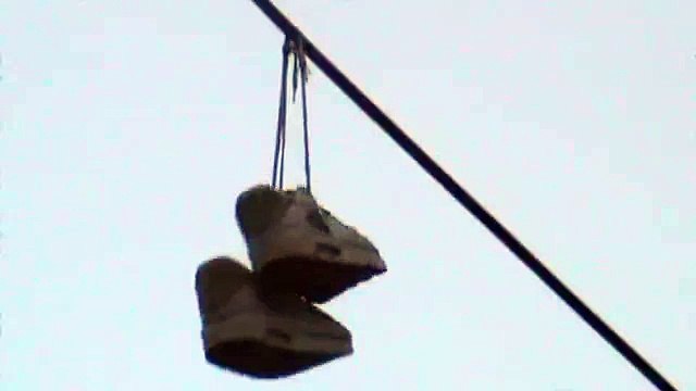 Видео прикол в городе Орле На проводе висят ботинки или школьная обувь Город Орёл