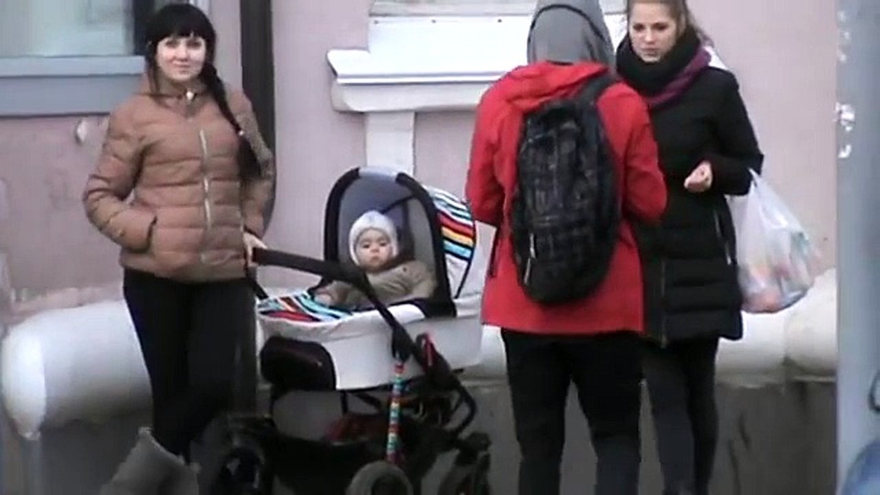 Скрытая видеокамера в городе Орле Девушки курят Город Орёл Универмаг Съёмка 08.03.2015