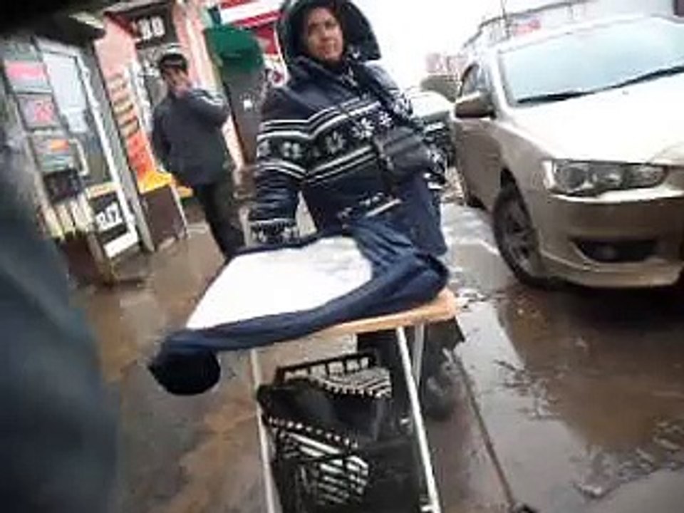 Скрытая видеокамера Орловский базар Город Орёл Мужик выбирает цыганскую цепочку у цыган Орловские цыгане