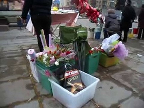 Уличные продавцы продают цветы в городе Орле Возле цума Город Орёл Восьмое марта 2015 год Март