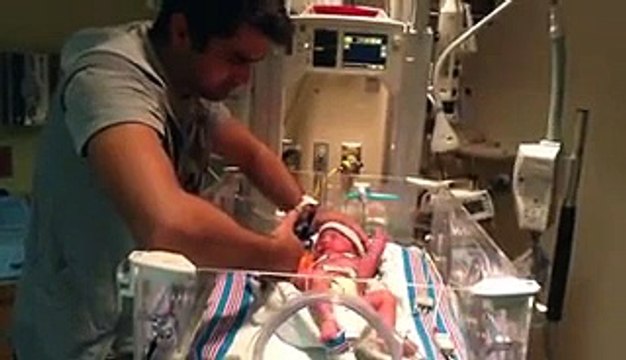 Maulana Tariq Jameel is Giving Azan To Veena Malik Baby