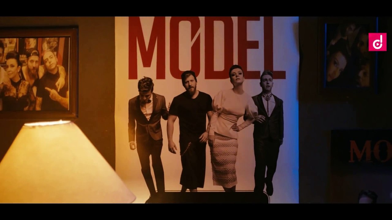 Model - Sen Ona Aşıksın