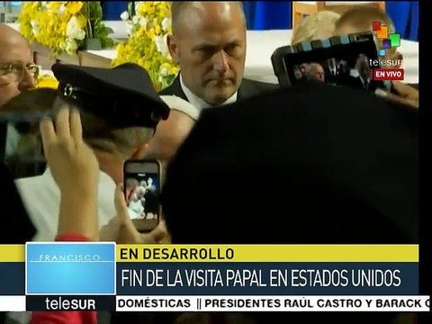 Despiden feligreses al Papa Francisco al terminar su gira por EE.UU.