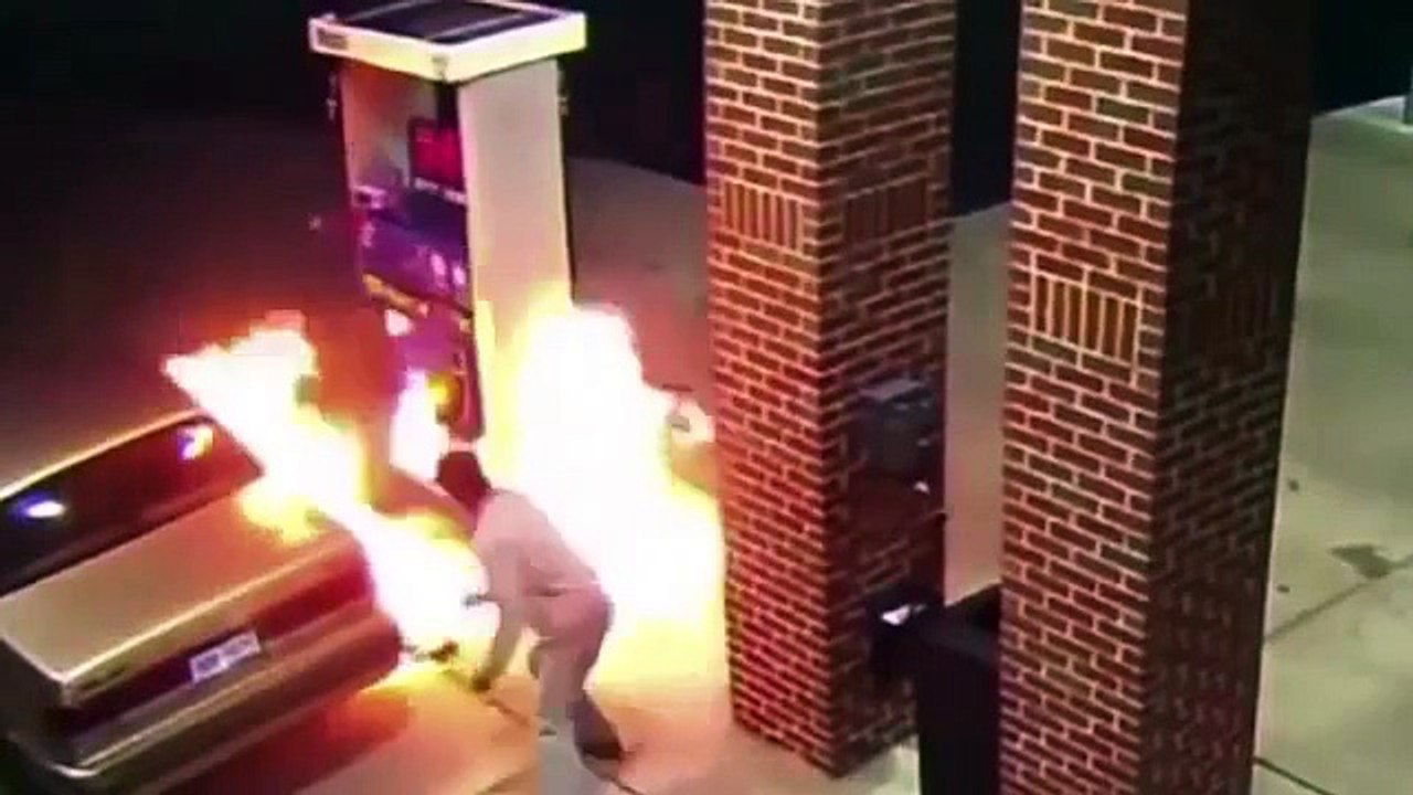 Il met le feu à une araignée dans une station essence