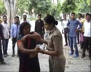 Ladies Police ki Gundagardi