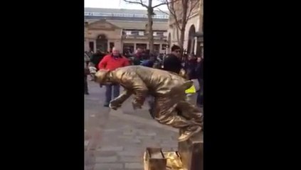 Amazing-Statue began to Walk