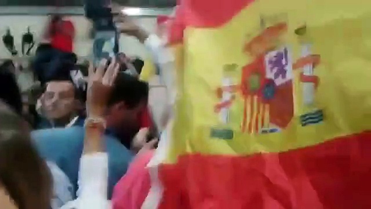 Increpan a Artur Mas con banderas de España mientras vota