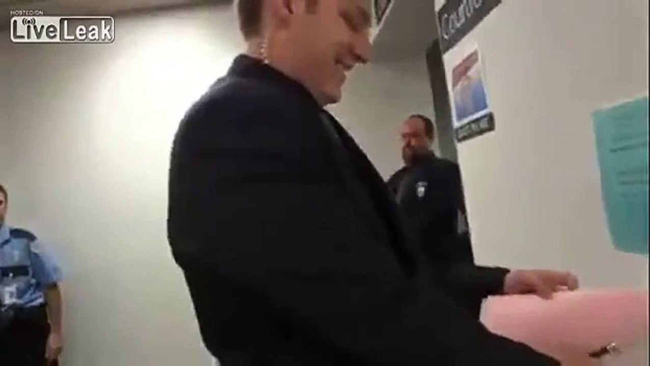 Annoying guy provokes court officials - gets what he deserves
