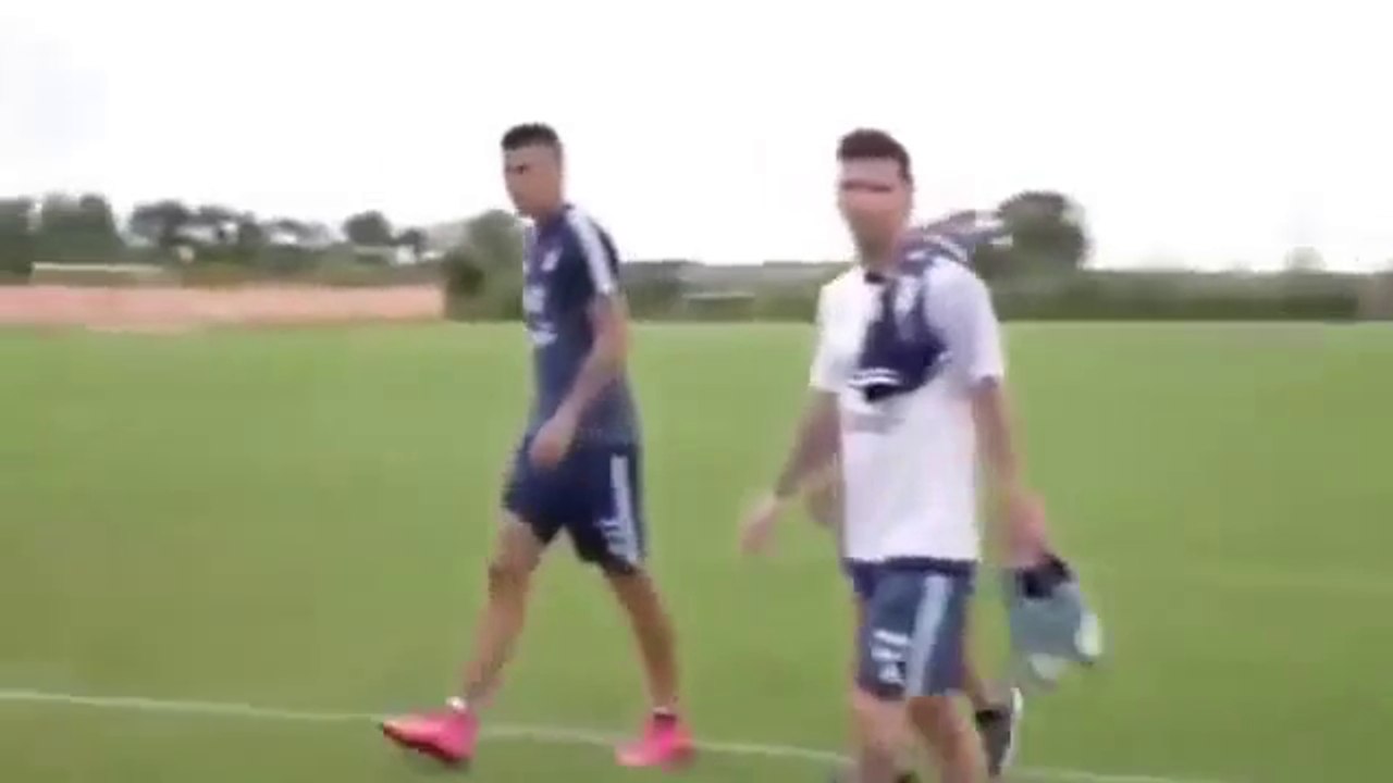 Messi AMAZING Gesture for kids after Argentina Training 2015 - football news