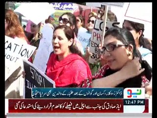 Parrents Protest against private school due to increases fee day by day