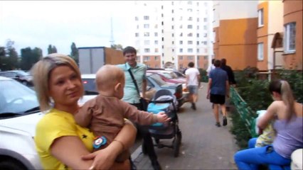 Un homme entend des aboiements sous le trottoir, et y découvre une chienne enterrée vivante.