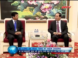 Đại tướng Trần Đại Quang trao tặng kỷ niệm chương Vì sự nghiệp bảo vệ ANTQ cho Đại sứ Lào tại Việt Nam