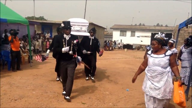 Ces hommes portent le cercueil d’une femme… mais attendez de voir ce qu’ils vont faire !