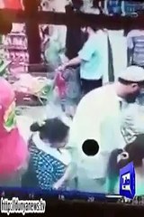 Dunya News- Woman pickpockets man's wallet in shopping mall.