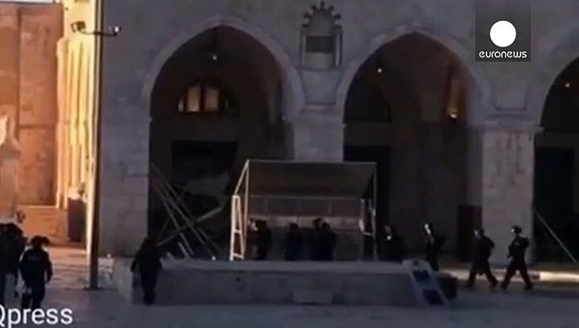 Palestinians clash with Israeli security forces at al-Aqsa Mosque