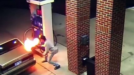 Il met le feu à une station service en essayant de brûler une araignée