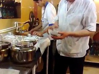 Comment servir 15 tasses de thé en 20 secondes