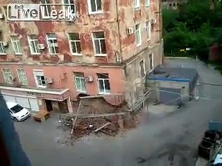 Un immeuble russe s'écroule