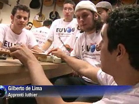 Des jeunes deviennent luthiers en réparant des guitares pour les favelas