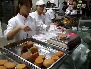 Une vendeuse de gateaux très rapide