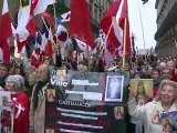 Des milliers de fondamentalistes catholiques manifestent contre un théâtre parisien