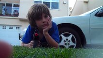 Un gamin casse la caméra de son copain avec son pistolet à billes