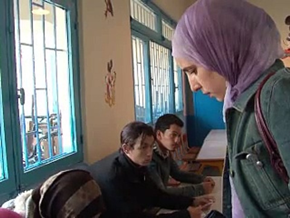 Maroc: les islamistes revendiquent la victoire, taux de participation de 45%