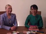 Birmanie: Aung San Suu Kyi accueille avec de l'espoir Hillary Clinton en visite historique