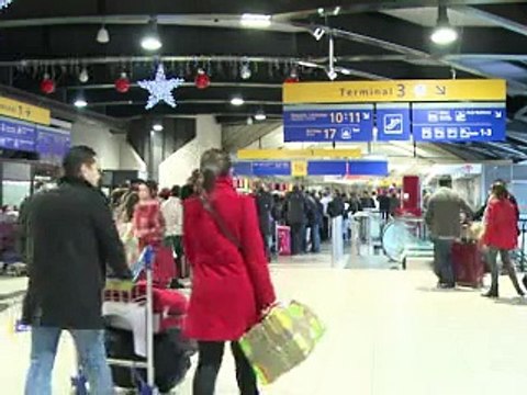 Aéroports: la grève se durcit , Lyon très touchée, délais à Roissy et Toulouse