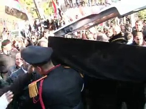 Syrie: premier rapport des observateurs attendu, les violences continuent