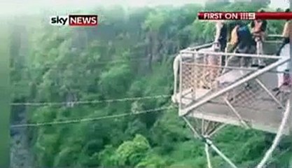 Une femme survit à la rupture de la corde lors de son saut à l'élastique