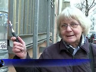 La croisade d'une retraitée allemande contre les graffitis néonazis