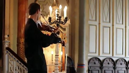 Dérangé par une sonnerie de téléphone pendant un concert, un concertiste répond avec classe !