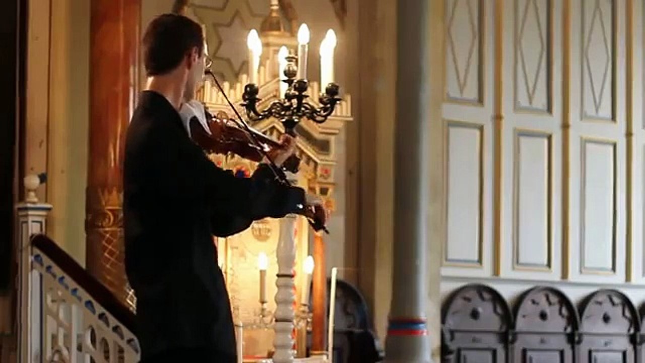 Dérangé par une sonnerie de téléphone pendant un concert, un concertiste répond avec classe !