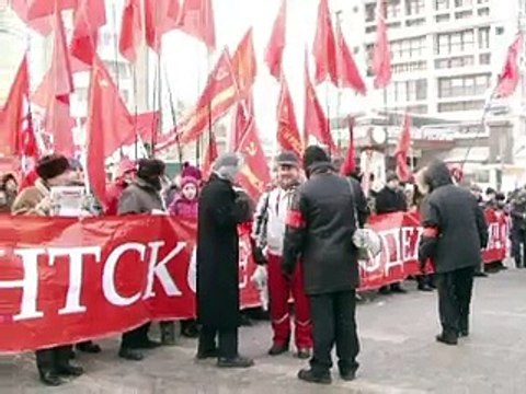 Russie: des dizaines de milliers d'opposants et de pro-Poutine manifestent à Moscou