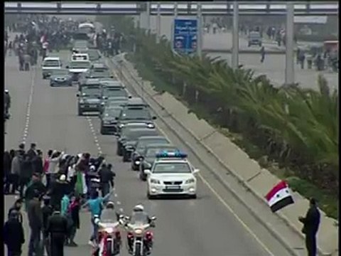 Le chef de la diplomatie russe accueilli en héros à Damas, Homs s'embrase