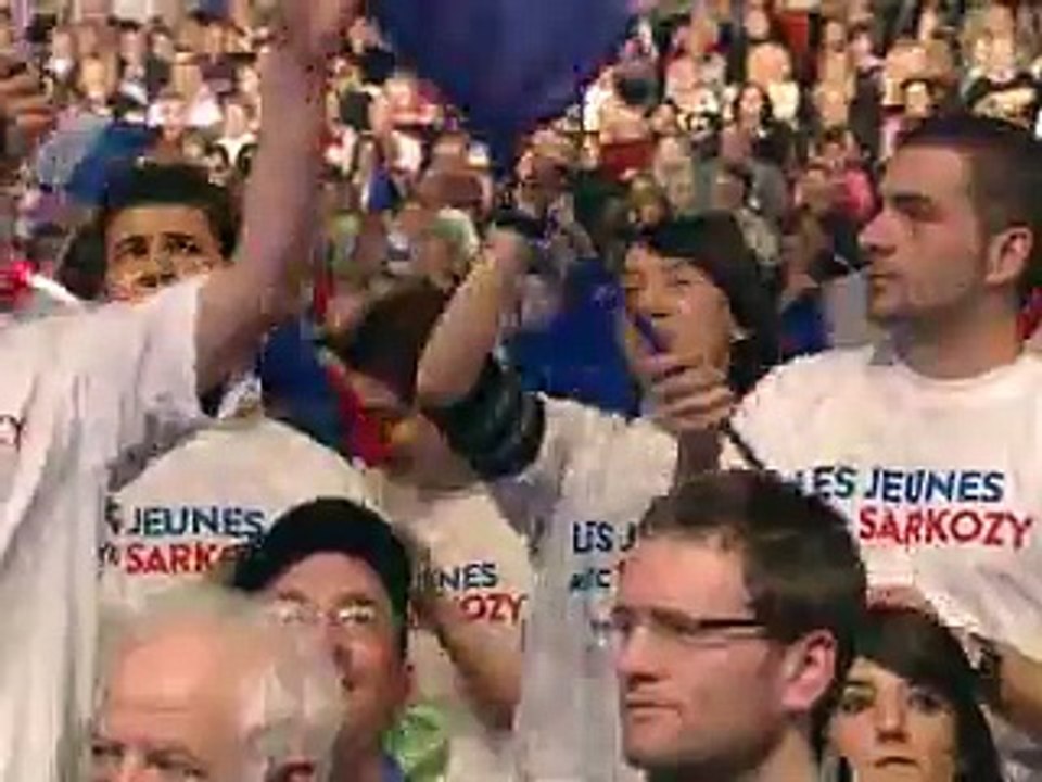 En meeting à Marseille, Sarkozy durcit le ton et accuse Hollande de ne pas "aimer la France"