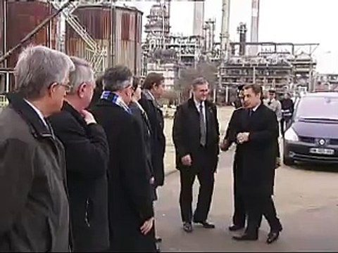 Sarkozy annonce le redémarrage de Petroplus et poursuit son duel avec Hollande