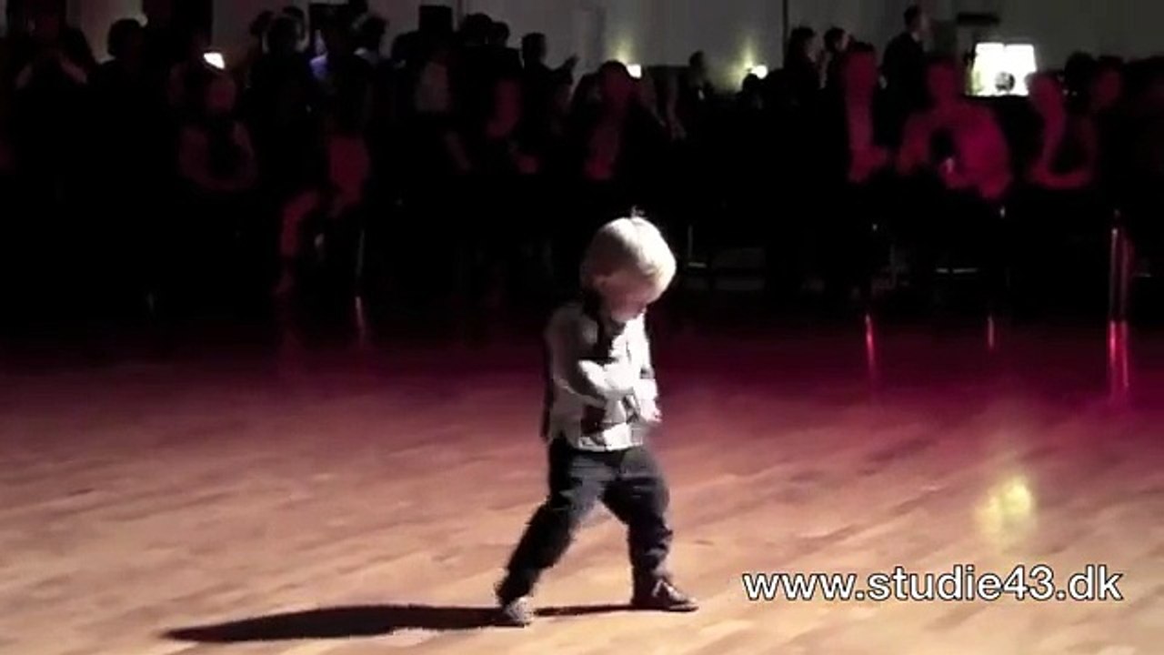 Un enfant de deux ans roi du dancefloor