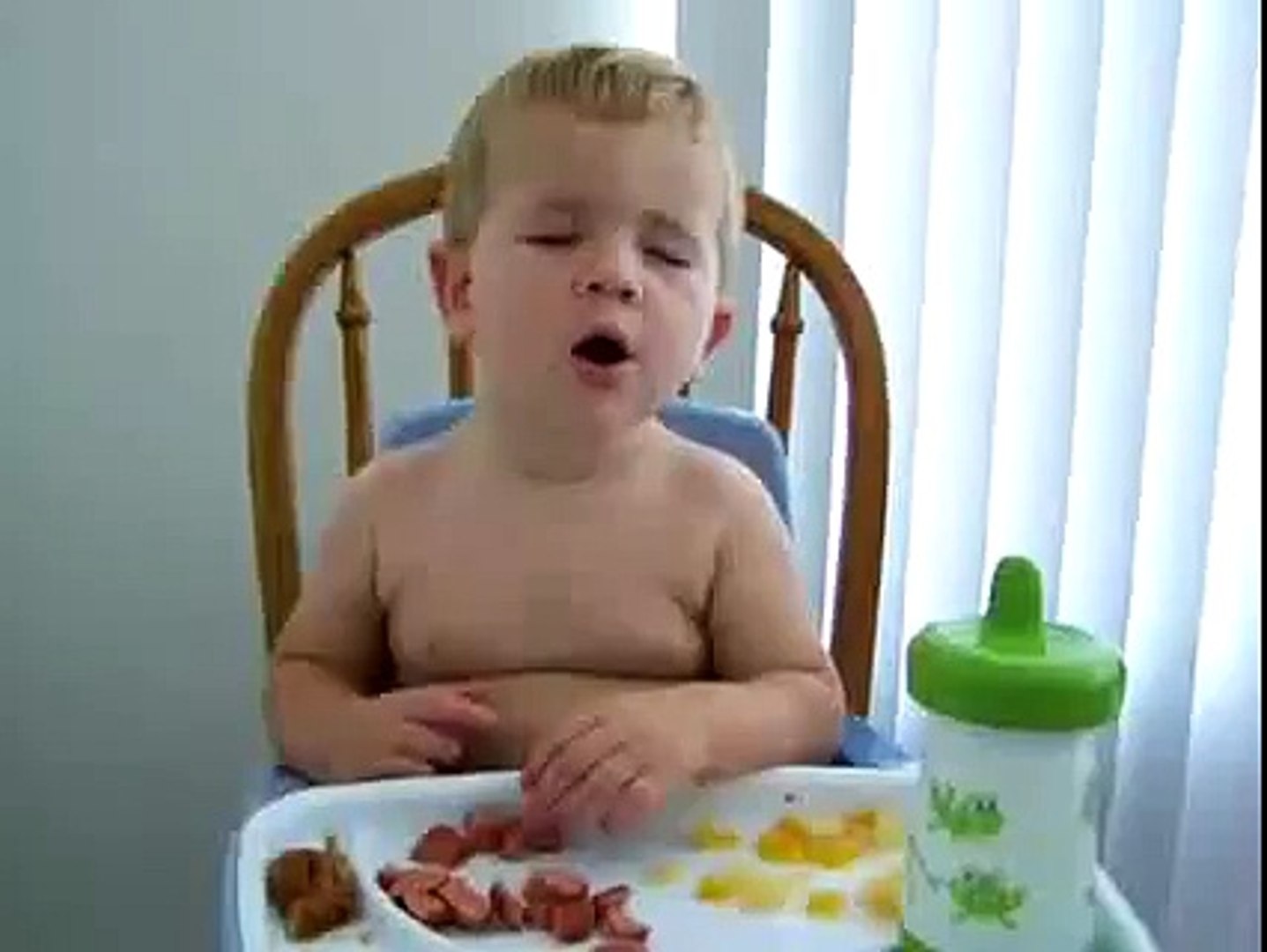 Un Bébé S'endort En Mangeant - Vidéo Dailymotion