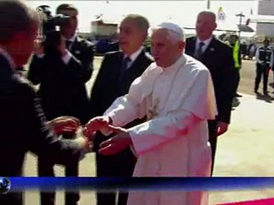 Benoît XVI survole une statue symbole du Mexique catholique avant une messe