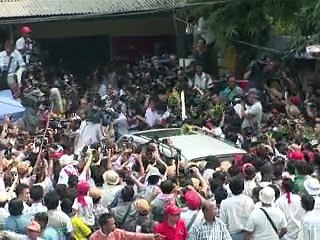 Birmanie: élue députée, Aung San Suu Kyi entre dans l'Histoire