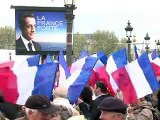Sarkozy et Hollande s'affrontent à distance dans les rues de Paris