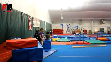 Saut raté d'une gymnaste