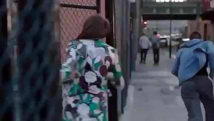 Elle poursuit un homme en sous-vêtements !