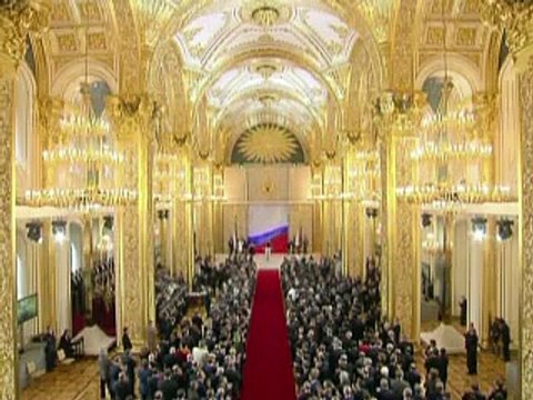 Poutine signe des décrets tous azimuts pour son premier jour au Kremlin