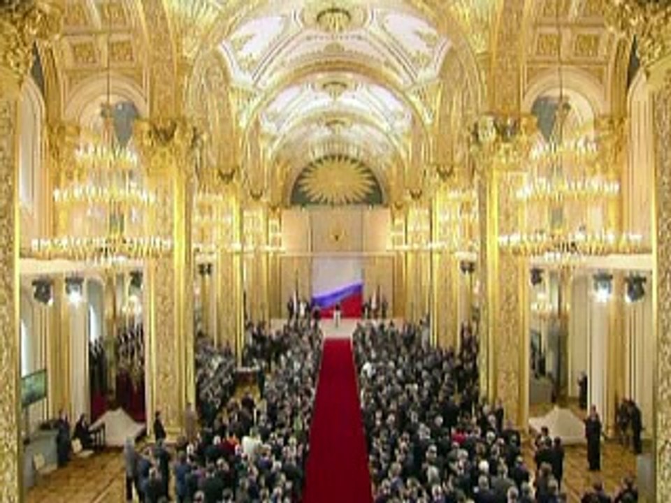 Poutine signe des décrets tous azimuts pour son premier jour au Kremlin