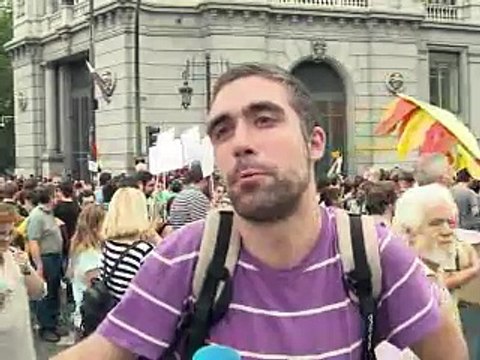 Espagne: la police déloge quelques centaines d' indignés à Madrid
