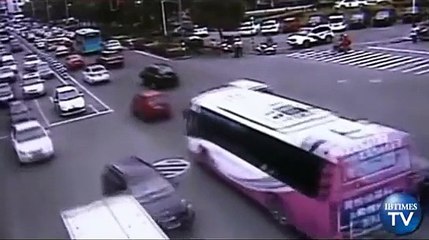 Vidéo choc : Un père de famille saute de voiture pour sauver sa fille de 4 ans