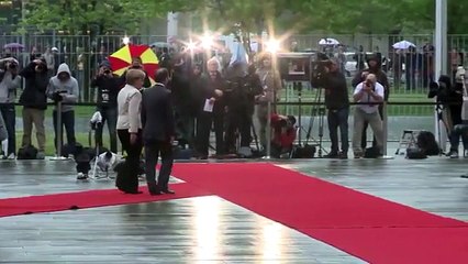 François Hollande est perdu sur le tapis rouge... mais Angela Markel est là pour le diriger !